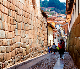 Calle angosta en la ciudad del Cusco